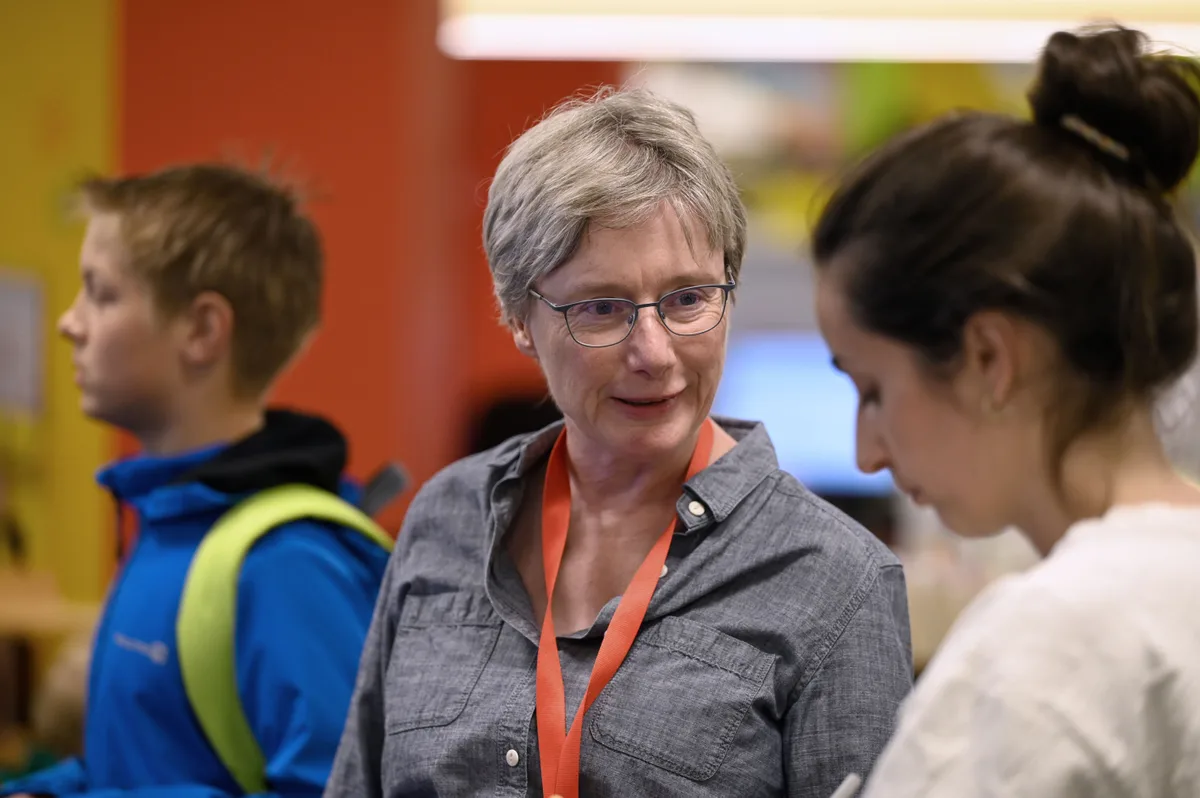 Bibliotheksleiterin Gabriela Mattmann freut sich, dass die Börse so gut besucht ist. Bild von der Bibliotheksleiterin Gabriela Mattmann